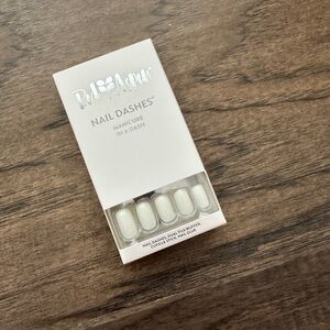 Nail Dashes by Brand - White Natalia on cloud nine